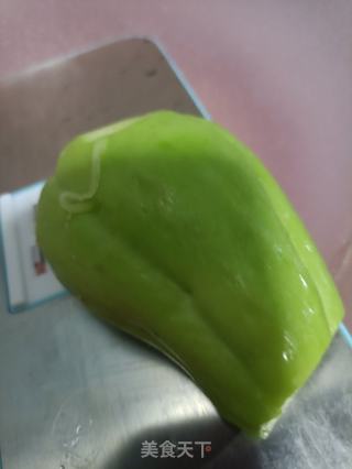 小鸡枞香覃拌佛手瓜的做法步骤：1