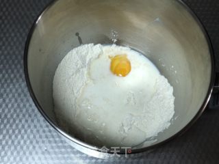 蔓越莓奶酪软欧面包的做法步骤：2