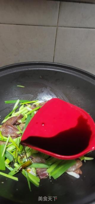 蒜苗爆炒腊鹌鹑的做法步骤：7