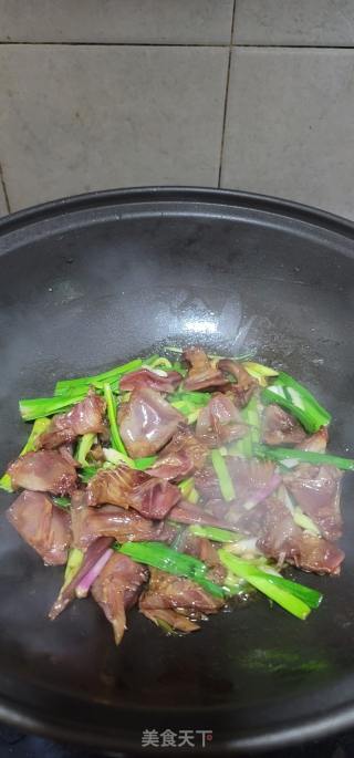 蒜苗爆炒腊鹌鹑的做法步骤：8
