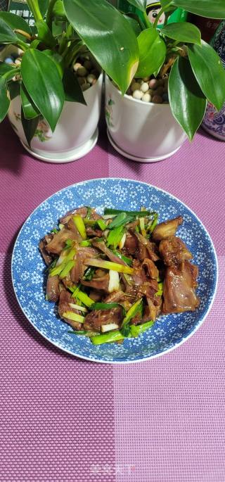 蒜苗爆炒腊鹌鹑的做法步骤：9