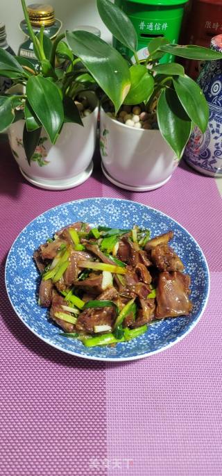 蒜苗爆炒腊鹌鹑的做法步骤：10