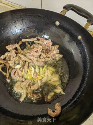 青红椒炒牛肉的做法步骤：7