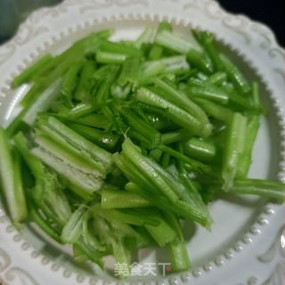 西芹红椒炒驴肉的做法步骤：2