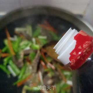西芹红椒炒驴肉的做法步骤：11