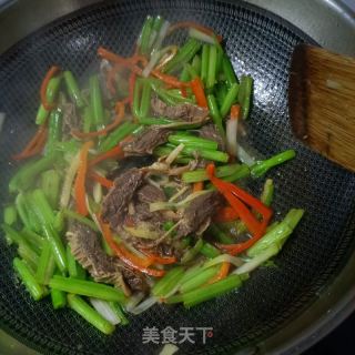 西芹红椒炒驴肉的做法步骤：13