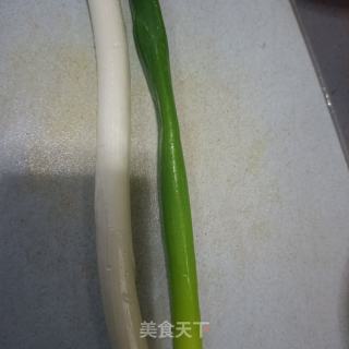 鲜葱彩椒拌鸡肉的做法步骤：1