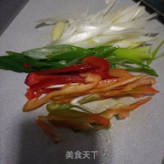 鲜葱彩椒拌鸡肉的做法步骤：2