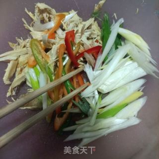 鲜葱彩椒拌鸡肉的做法步骤：6