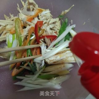 鲜葱彩椒拌鸡肉的做法步骤：7