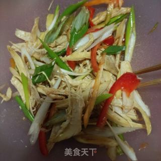 鲜葱彩椒拌鸡肉的做法步骤：8