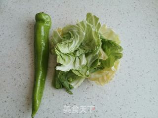 尖椒炒洋白菜的做法步骤：1
