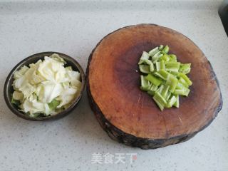 尖椒炒洋白菜的做法步骤：2