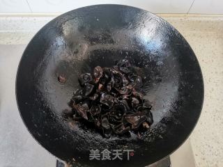 洋葱木耳炒鸡蛋的做法步骤：5