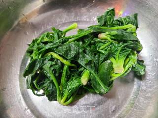 菠菜蛋花汤的做法步骤：2