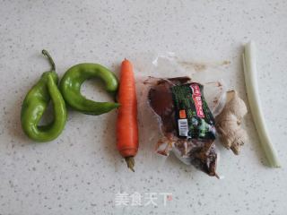 辣椒炒猪头肉的做法步骤：1