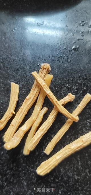 猪蹄老鸡煲海狗翅汤的做法步骤：4