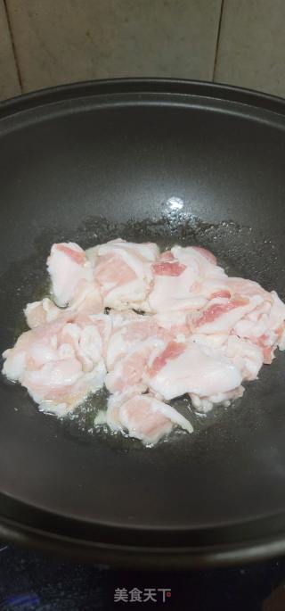 五花肉炒椰菜花的做法步骤：3