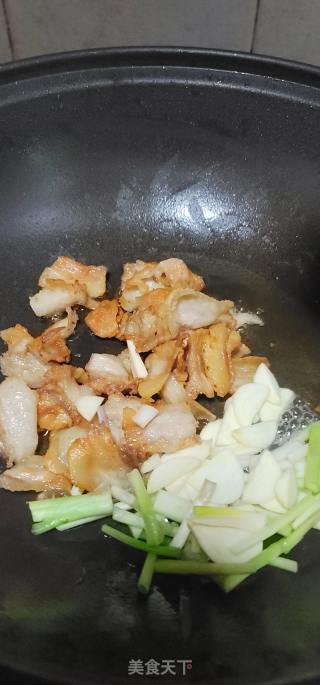 五花肉炒椰菜花的做法步骤：5