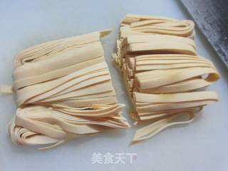 虾干大白菜千张条煲的做法步骤：3