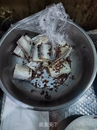 煎带鱼的做法步骤：1