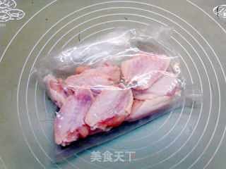 电饭煲版酱鸡翅中的做法步骤：1
