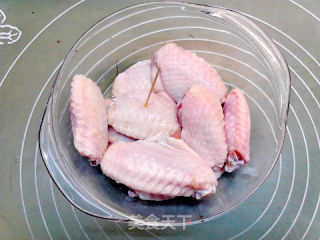 电饭煲版酱鸡翅中的做法步骤：2