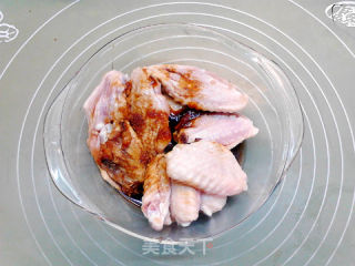 电饭煲版酱鸡翅中的做法步骤：3