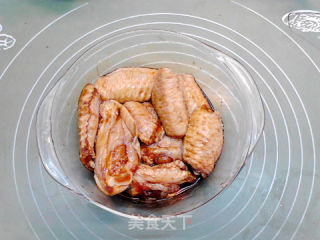 电饭煲版酱鸡翅中的做法步骤：4