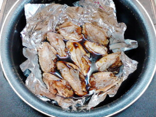 电饭煲版酱鸡翅中的做法步骤：5