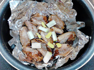 电饭煲版酱鸡翅中的做法步骤：6
