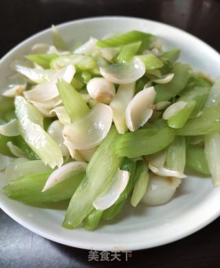 芹菜炒百合的做法