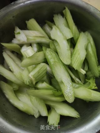 芹菜炒百合的做法步骤：2