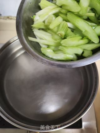 芹菜炒百合的做法步骤：4