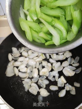 芹菜炒百合的做法步骤：6