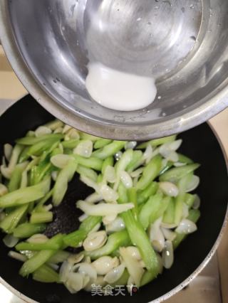 芹菜炒百合的做法步骤：7