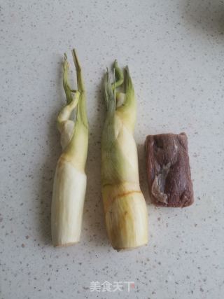 茭白炒肉的做法步骤：1