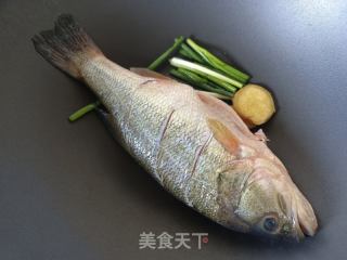 糖醋鲈鱼的做法步骤：2