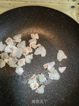虾仁彩蔬炒饭的做法步骤：2
