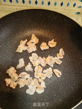 虾仁彩蔬炒饭的做法步骤：3