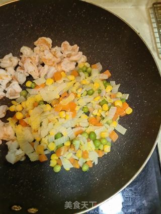 虾仁彩蔬炒饭的做法步骤：4
