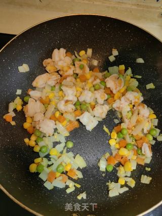 虾仁彩蔬炒饭的做法步骤：5