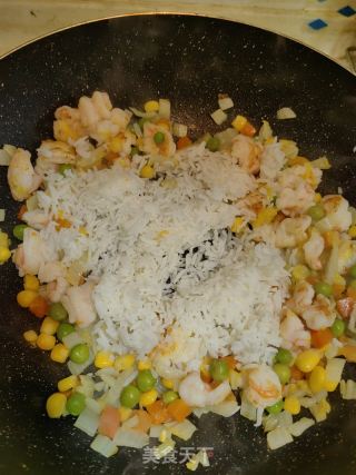虾仁彩蔬炒饭的做法步骤：6