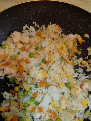 虾仁彩蔬炒饭的做法步骤：7