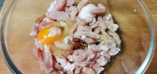 干炸小酥肉的做法步骤：2