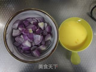 洋葱炒鸡蛋的做法步骤：2