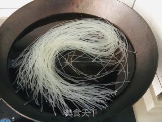 酸辣米粉的做法步骤：1