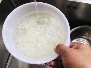 酸辣米粉的做法步骤：2
