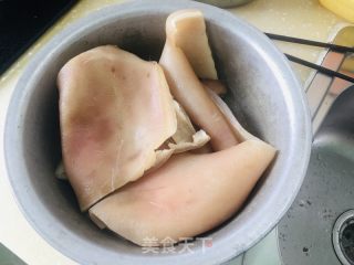 肉皮冻的做法步骤：2