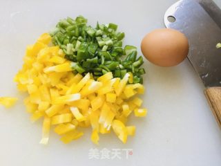 双椒蛋炒饭的做法步骤：1